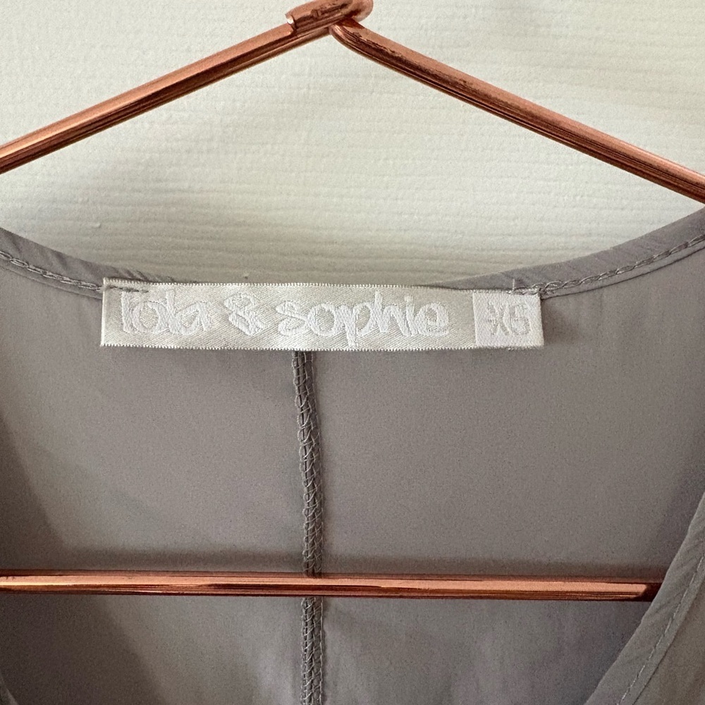 Lola & Sophie taupe silky ribbed front tie blouse XS - Picture 4 of 4